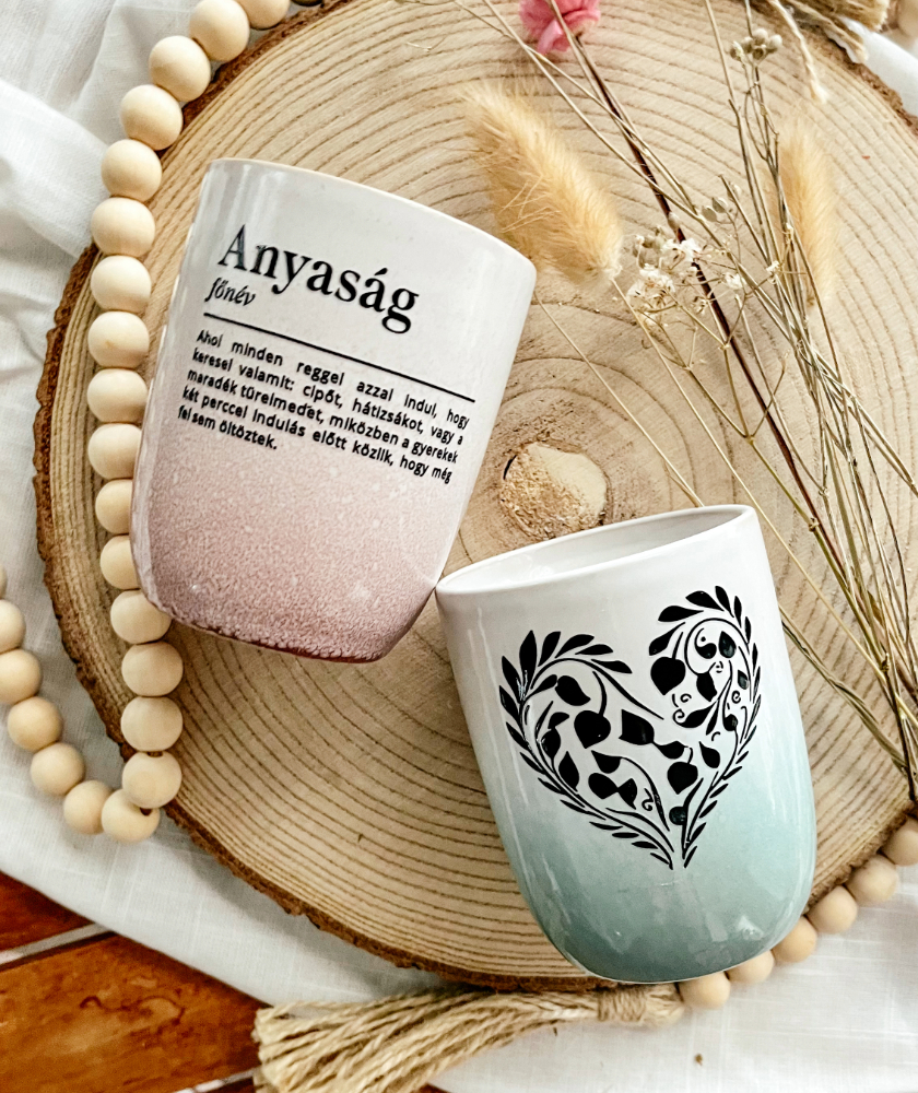 KREATÍV DIY ÚTMUTATÓ: "ANYASÁG" ÉS SZÍV MINTÁS BÖGRE DEKORÁCIÓS FÓLIÁVAL