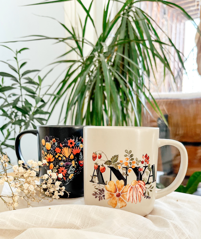 KREATÍV DIY ÚTMUTATÓ: VIRÁGOS SZÍV ÉS "ANYA" FELIRATÚ BÖGRÉK DEKORÁCIÓS FÓLIÁVAL