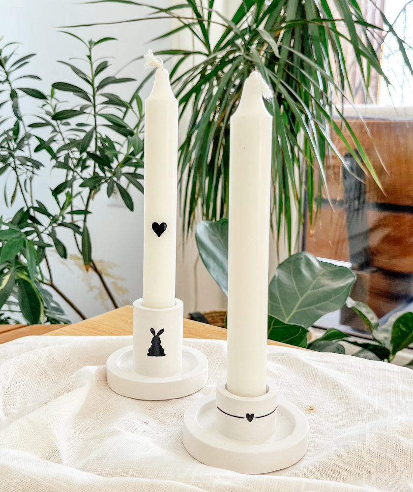 KREATÍV DIY ÚTMUTATÓ: SZÍVVEL ÉS HÚSVÉTI NYUSZIVAL DÍSZÍTETT RAYSIN GYERTYATARTÓ KÉSZÍTÉSE