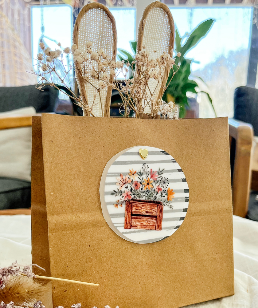 DIY KREATÍV ÚTMUTATÓ - NYUSZIFÜLES AJÁNDÉKTASAK DEKORÁCIÓS FÓLIÁVAL DÍSZÍTVE