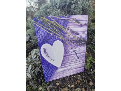 Dárková taška s motivem dřevěného srdíčka a stonky levandule