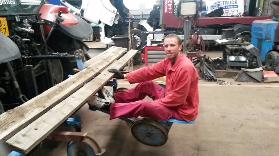 Pole připraveno, na stroji se pracuje