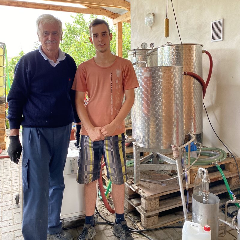 Destilační kolony na naší levandulové farmě ve Starovičkách