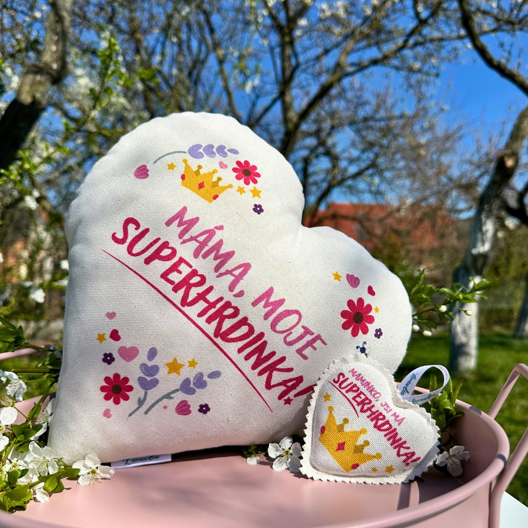 Lavandia velká dárková sada - polštář velký 30 x 30 cm z BIO levandule a závěsné srdíčko Vzor Látky: Máma moje superhrdinka