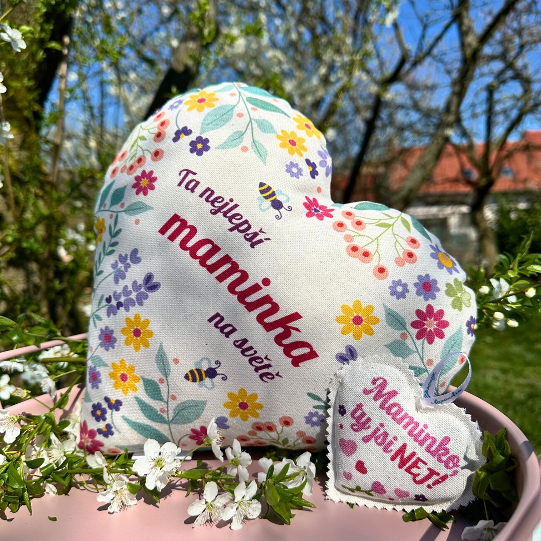 Lavandia velká dárková sada - polštář velký 30 x 30 cm z BIO levandule a závěsné srdíčko Vzor Látky: Ta nejlepší maminka na světě