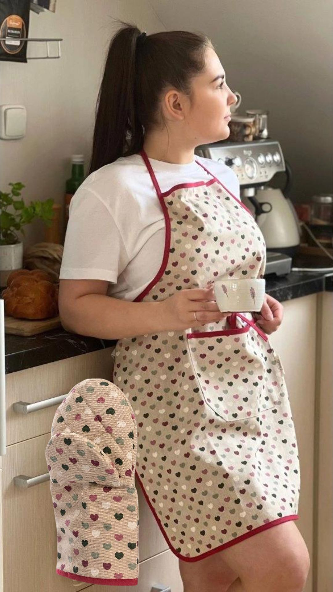 set - kuchyňská zástěra s chňapkou Vzor Látky: Srdíčka na režné