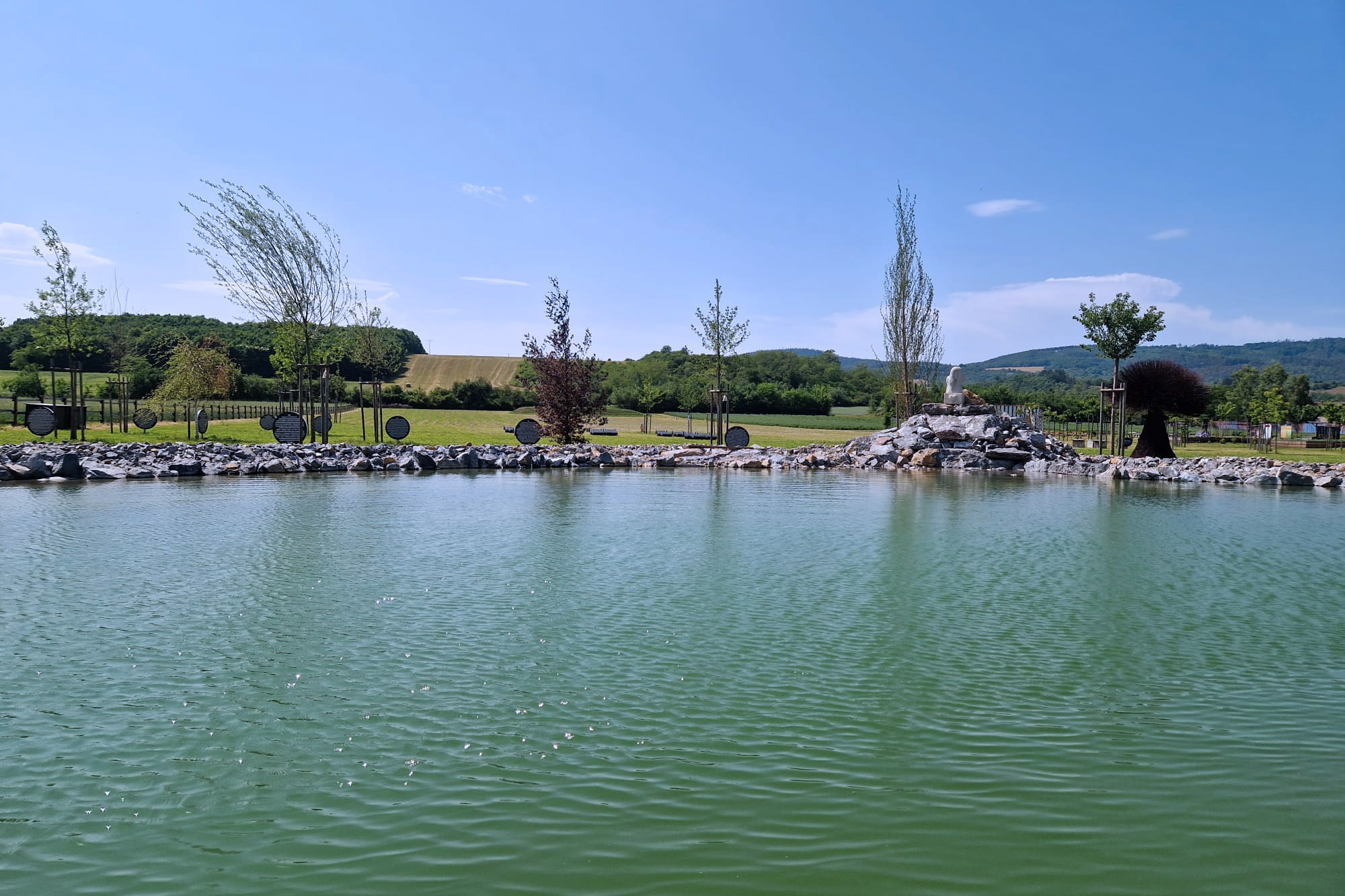 Minerální jezero u BIO levandulových a růžových polí