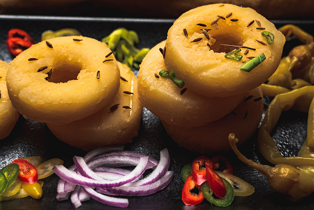 Tradiční Olomoucké sirečky zapečené s karamelizovanou cibulkou v pekáčku s chlebem a naloženou zeleninou