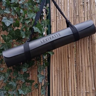 Představujeme vám nejlepšího parťáka pro vaši jógovou praxi - Levivatte Core Grip podložku! 🖤 Proč je naše podložka tak...