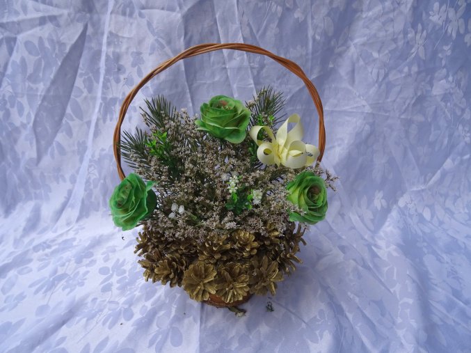 Košíček šiškový - zlatý - zdobený zelenými- umělými růžemi