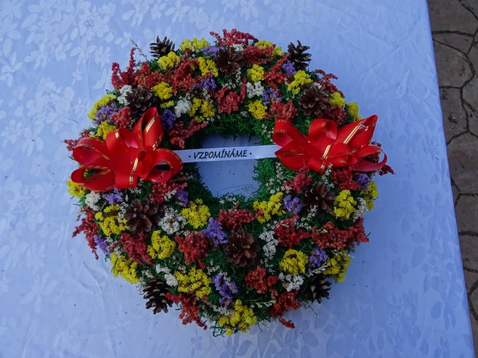 VĚNEC MECHOVÝ - PŘÍRODNĚ ZDOBENÝ - ČERVENÁ MAŠLE - STUHA VZPOMÍNAME