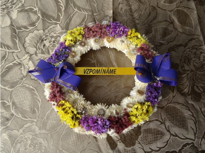 Slaměnkový věnec bílý - fialově zdobený - stuha vzpomínáme