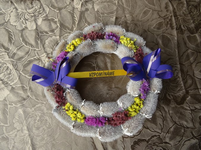 Věnec štětkový bílý - fialově zdobený