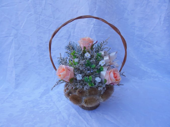 Košíček ze štětky soukenické - přírodní - s umělými růžemi v barvě broskve