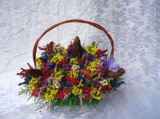 KOŠÍK BAREVNÝ S FIALOVOU MAŠLÍ S UMĚLÝM CHVOJÍM