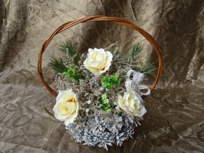 ŠIŠKOVÝ KOŠÍČEK BÍLÝ ZDOBENÝ UMĚLÝMI KRÉMOVÝMI RŮŽEMI