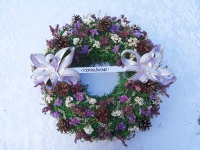 VĚNEC MECHOVÝ PŘÍRODNĚ ZDOBENÝ - SV. FIALOVÁ MAŠLE - STUHA VZPOMÍNAME