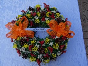 VĚNEC MECHOVÝ - PŘÍRODNĚ ZDOBENÝ -  JUTOVÁ MAŠLE ORANŽOVÁ - STUHA VZPOMÍNÁME