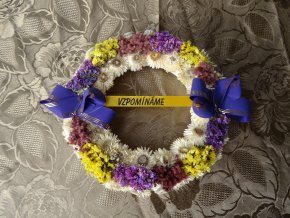 Slaměnkový věnec bílý - fialově zdobený - stuha vzpomínáme