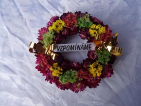 Slaměnkový věneček fialový - zlatá mašle - stuha vzpomínáme