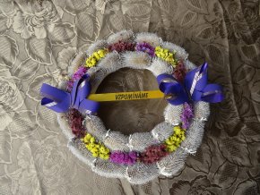 Věnec štětkový bílý - fialově zdobený