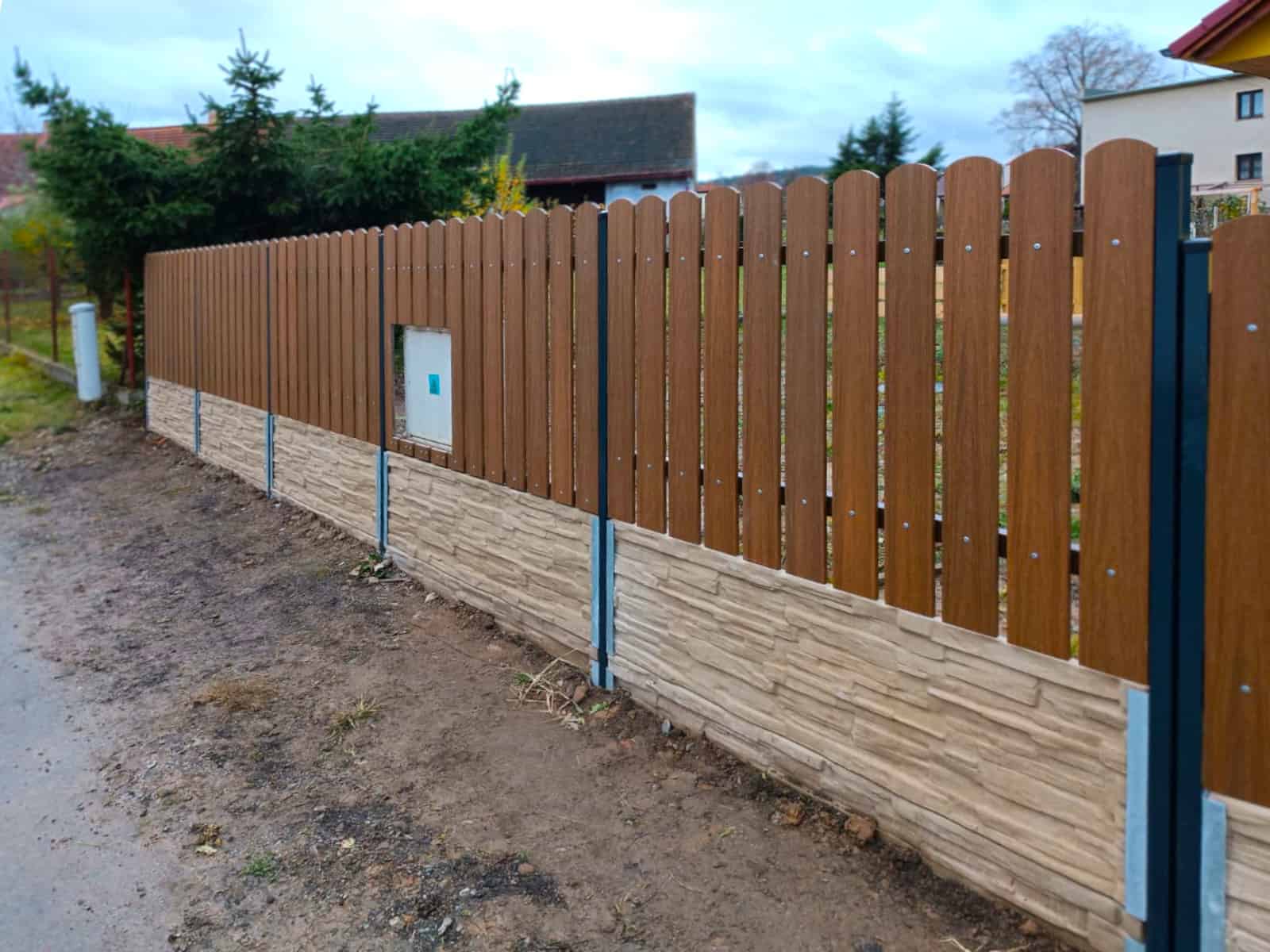 Nevýhody dřevěných plotů