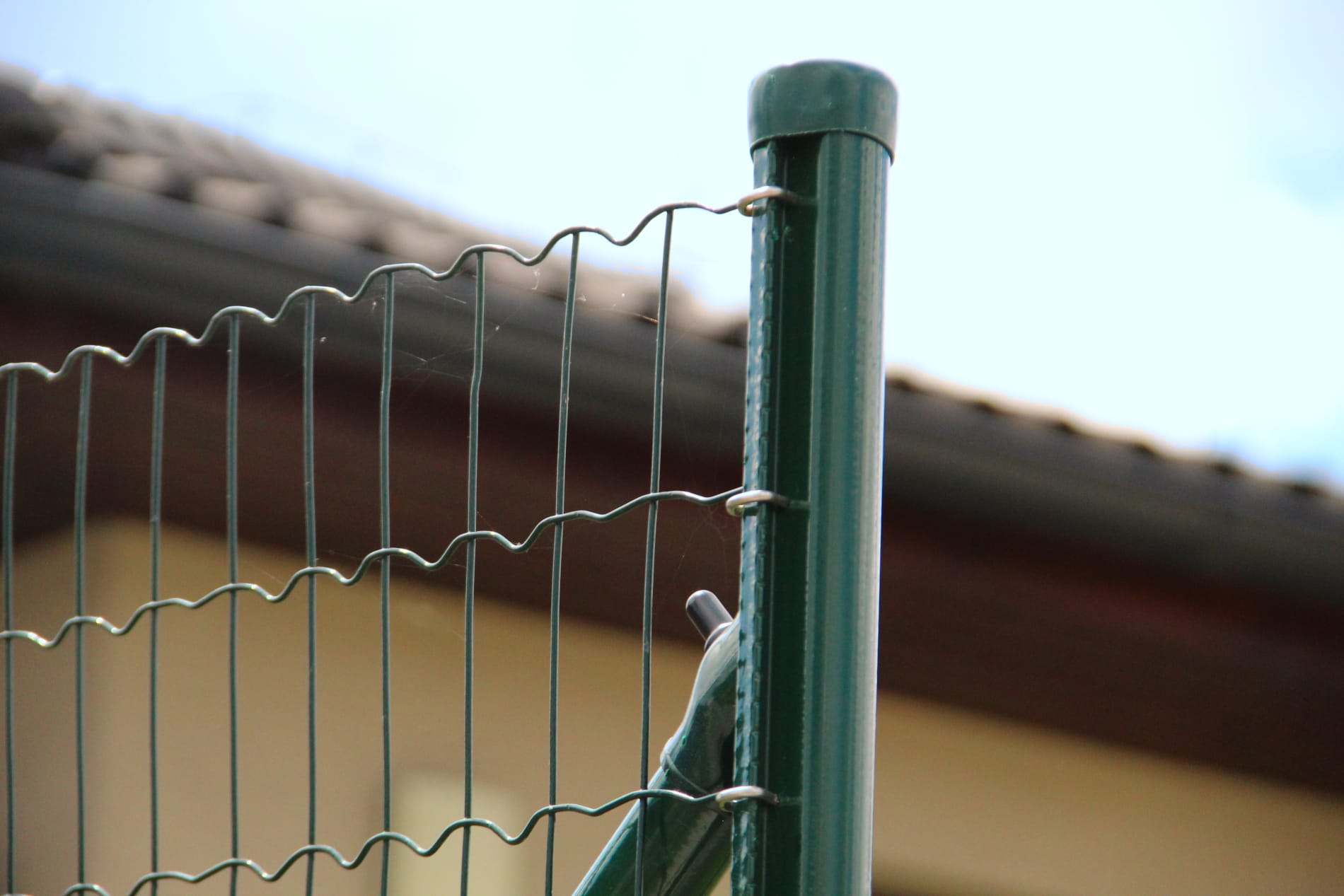 Druhy plotových sloupků – jak vybrat sloupky a vzpěry k plotu