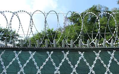 Bezpečnostní oplocení - jaké jsou možnosti a kde se používá?