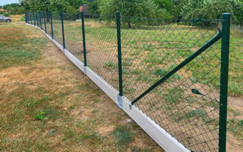 Jak dodělat podhrabové desky ke stávajícímu plotu?