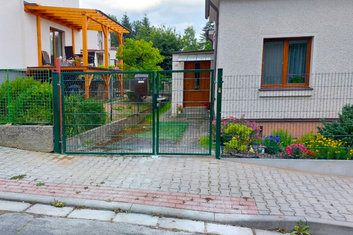 Malý prostor v oplocení pro bránu a branku? Máme řešení!