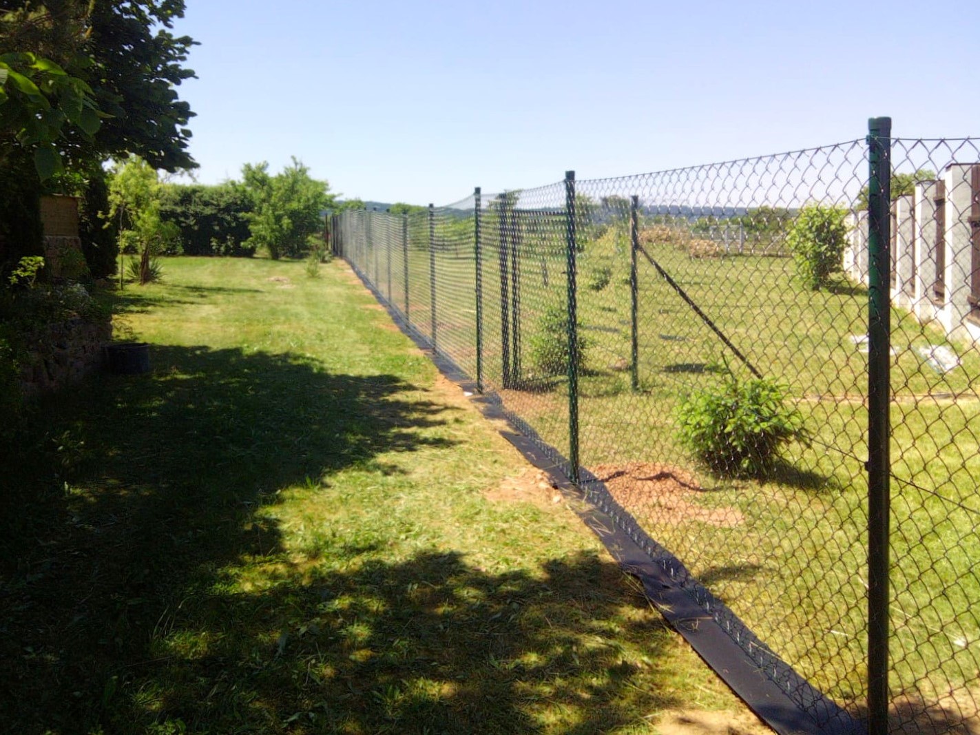 Fólie pod plot a pod pletivo proti prorůstání trávy