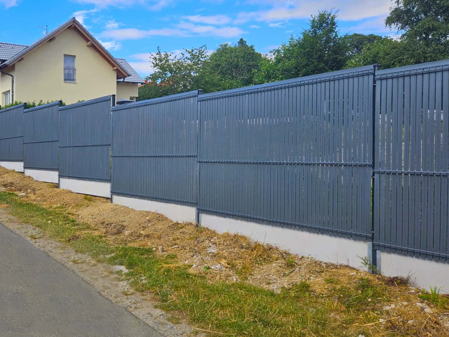 Čím zakrýt plot – praktické možnosti pro větší soukromí na pozemku