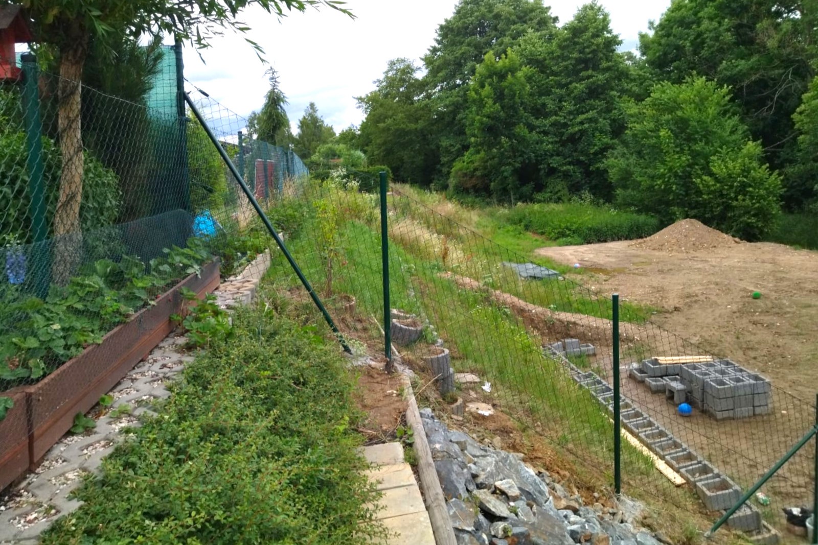 Stavba plotu ve svahu