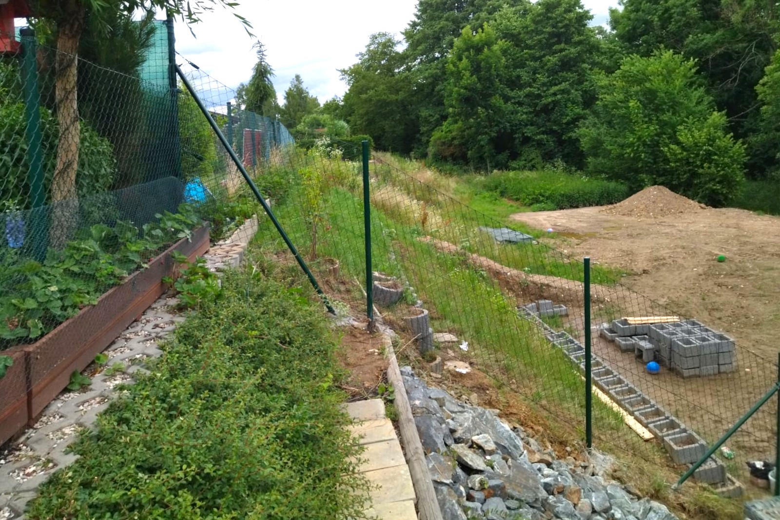 Nerovný terén na zahradě? Udělejte z toho přednost!