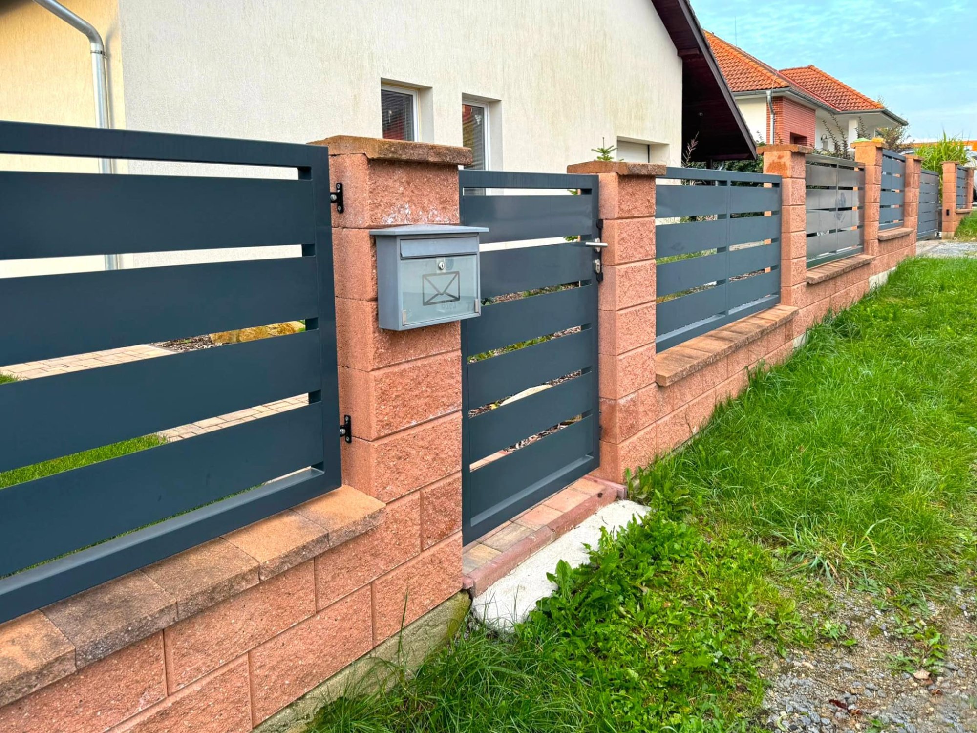 Jak zabezpečit plot proti podhrabání