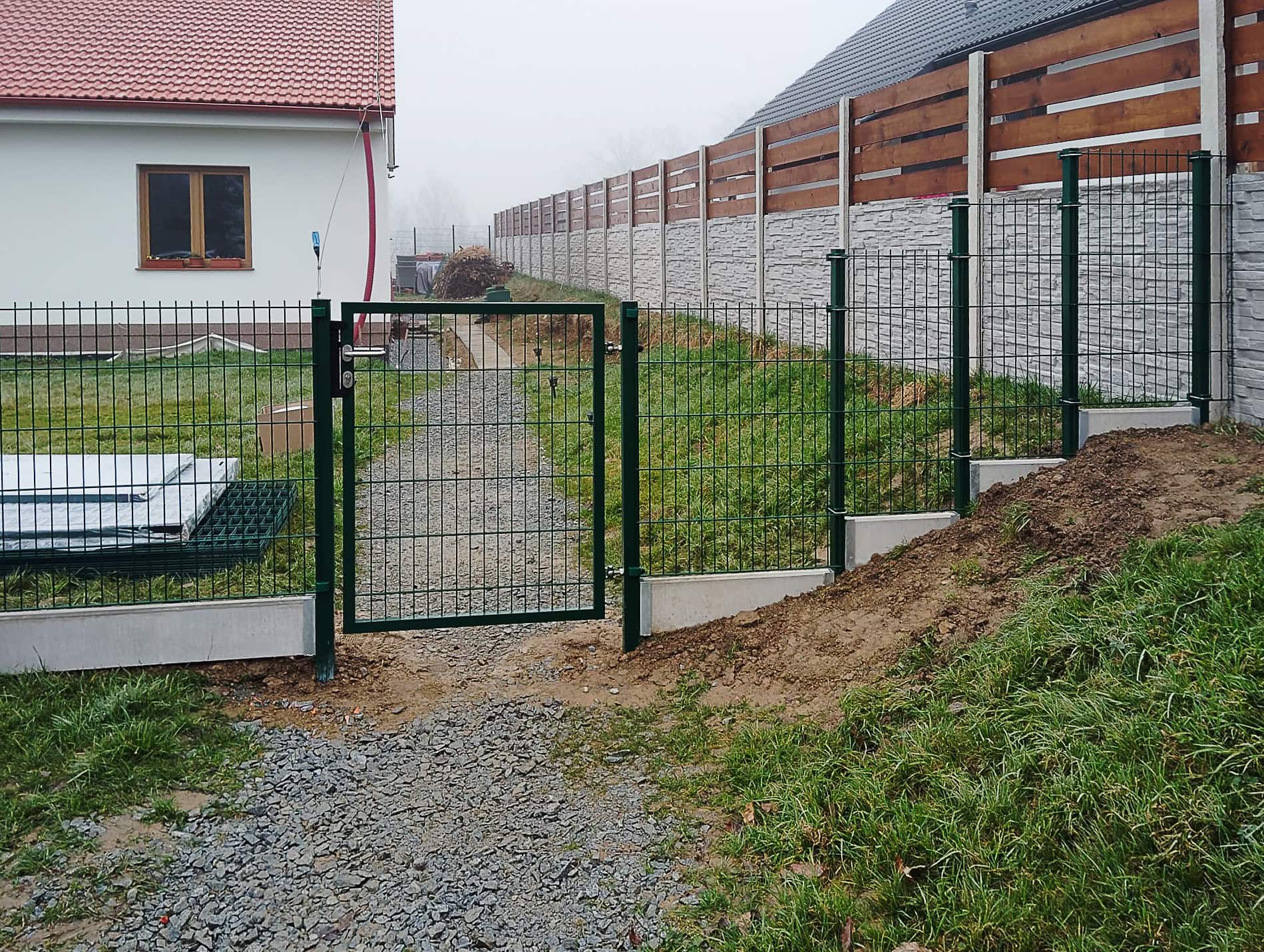 Jak vybrat oplocení do nerovného terénu