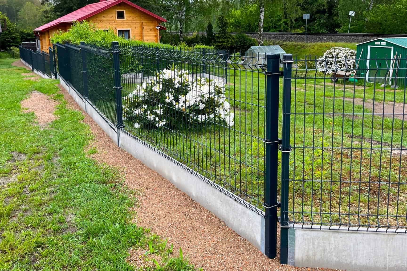 Montáž oplocení pro psy (3D plotové panely a podhrabové desky)