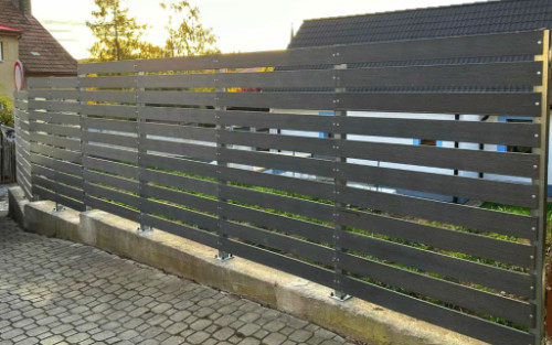 Plot z plotovek: Jaké jsou výhody a nevýhody? Je lepší dřevo nebo plast?