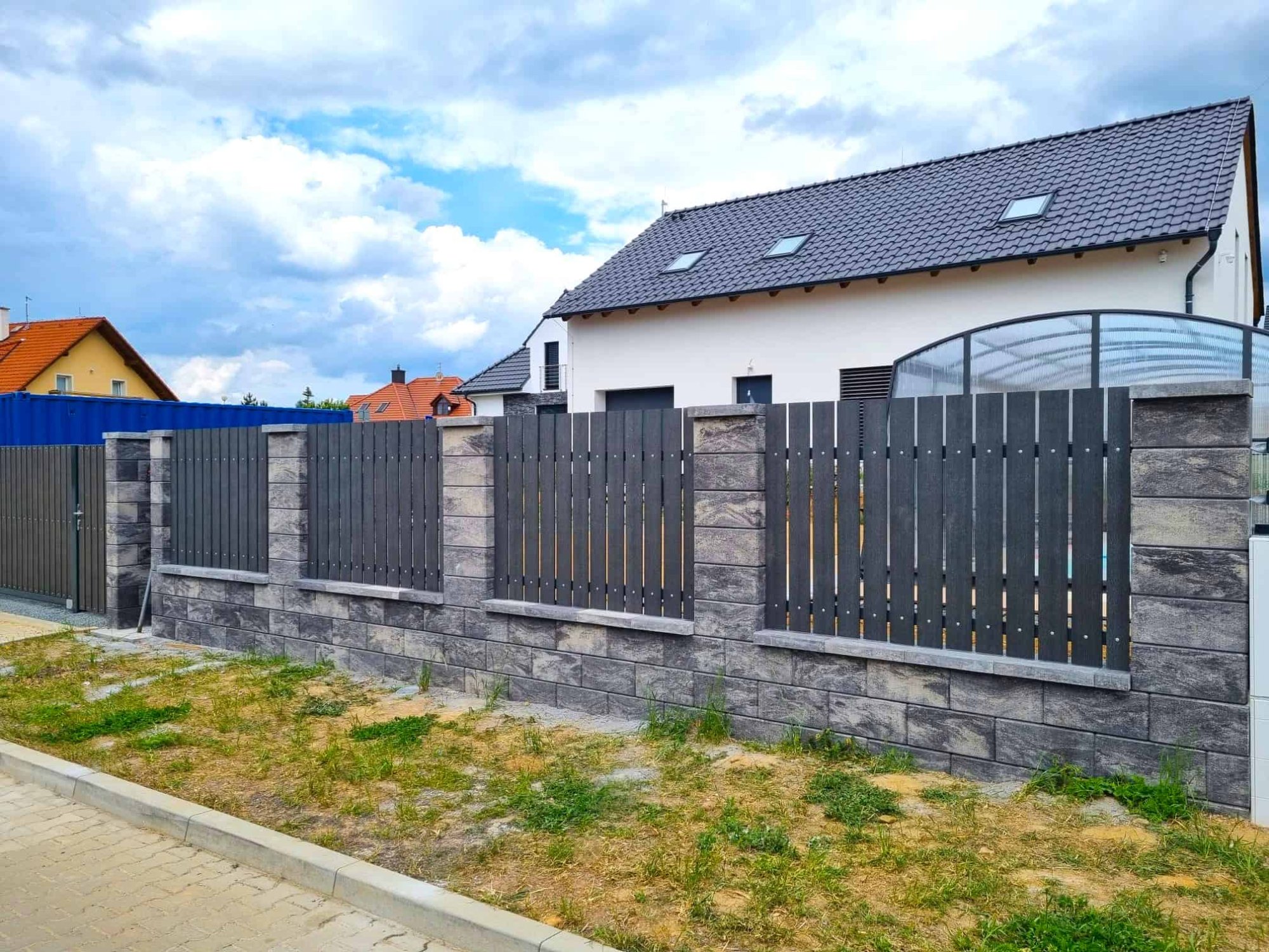 Udržitelné oplocení: Jak vybrat ekologické a dlouhodobé řešení pro váš pozemek?