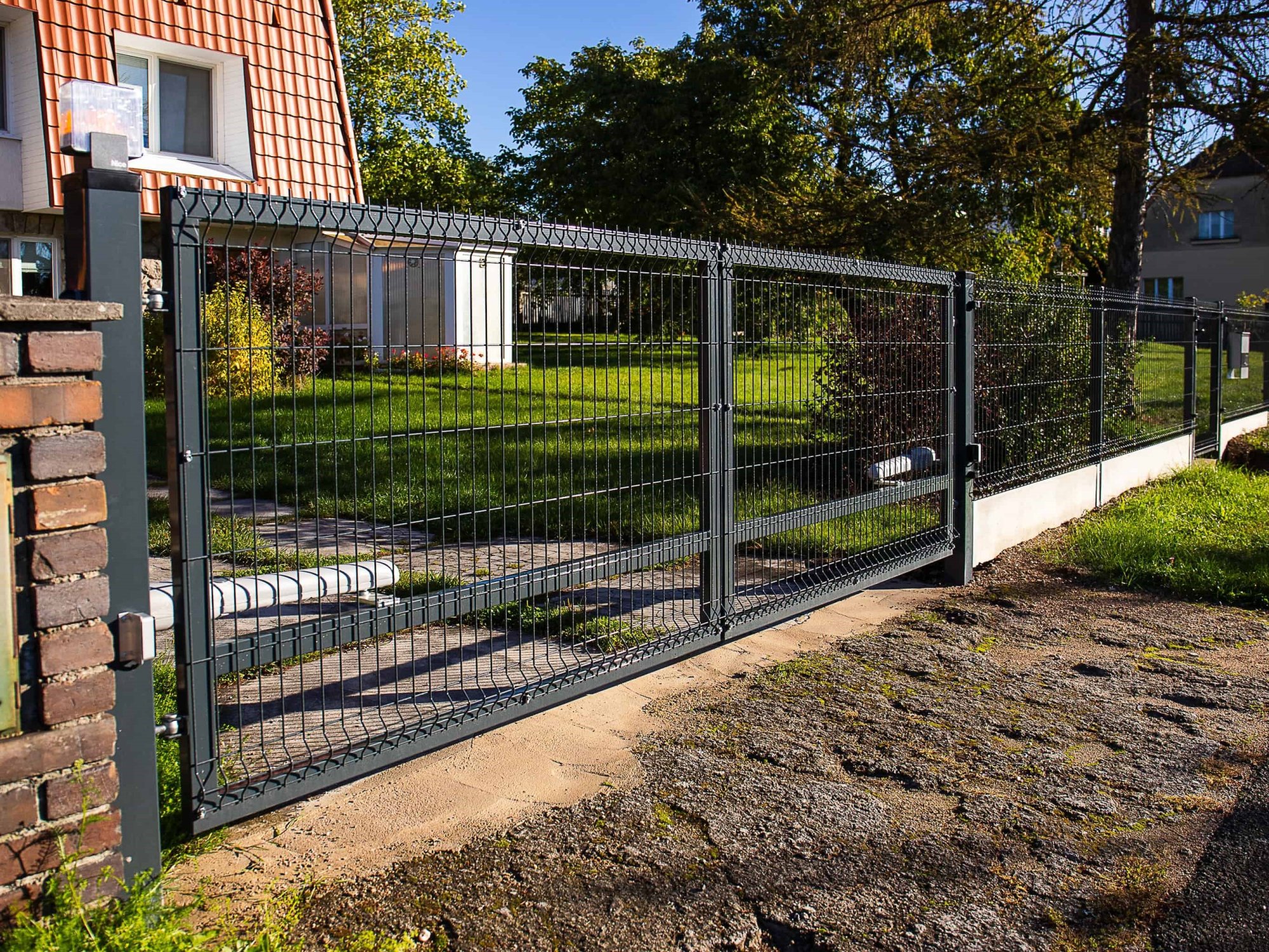 Jaký je rozdíl mezi posuvnou a teleskopickou bránou?