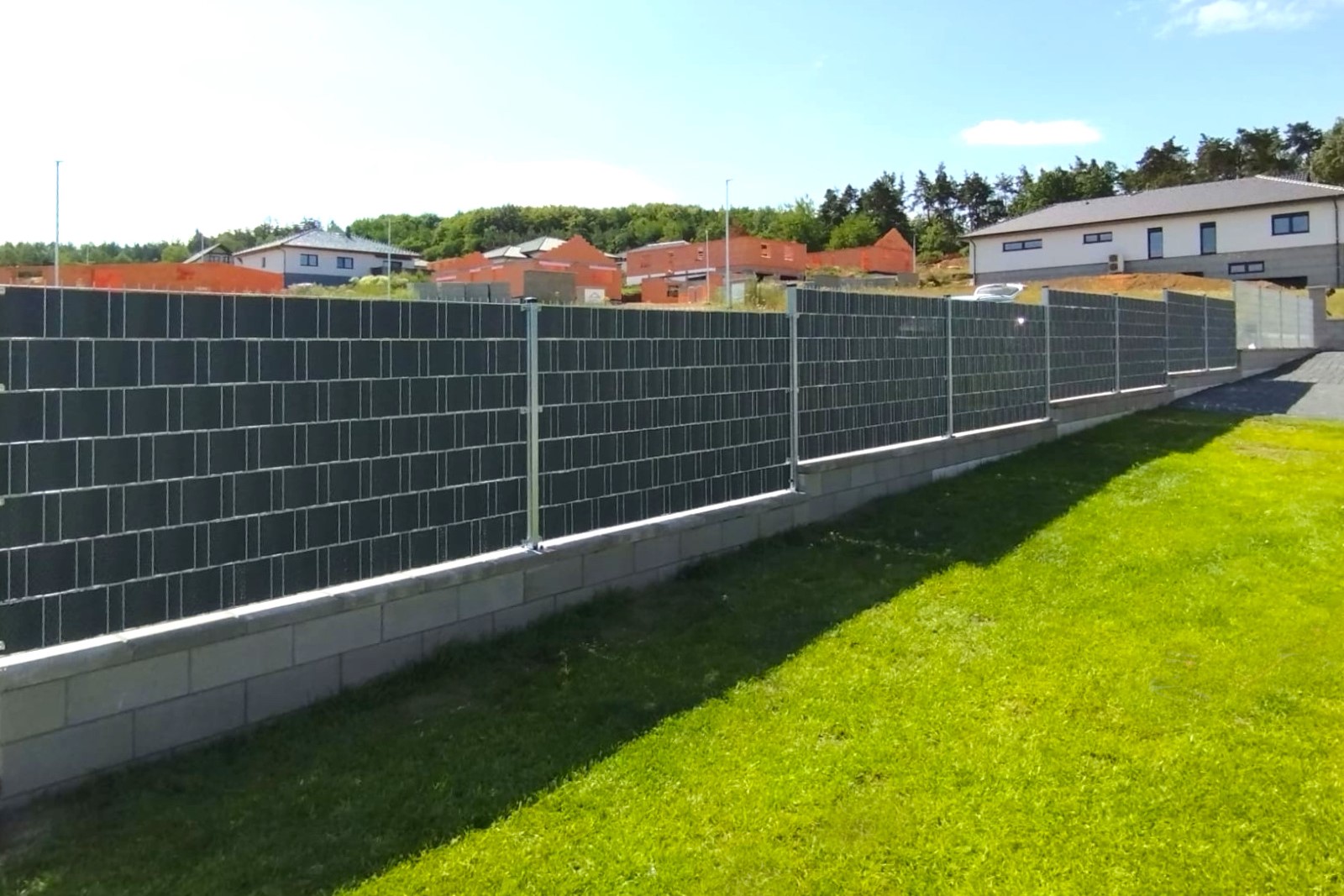 Montáž ratanových pásů na plotový panel