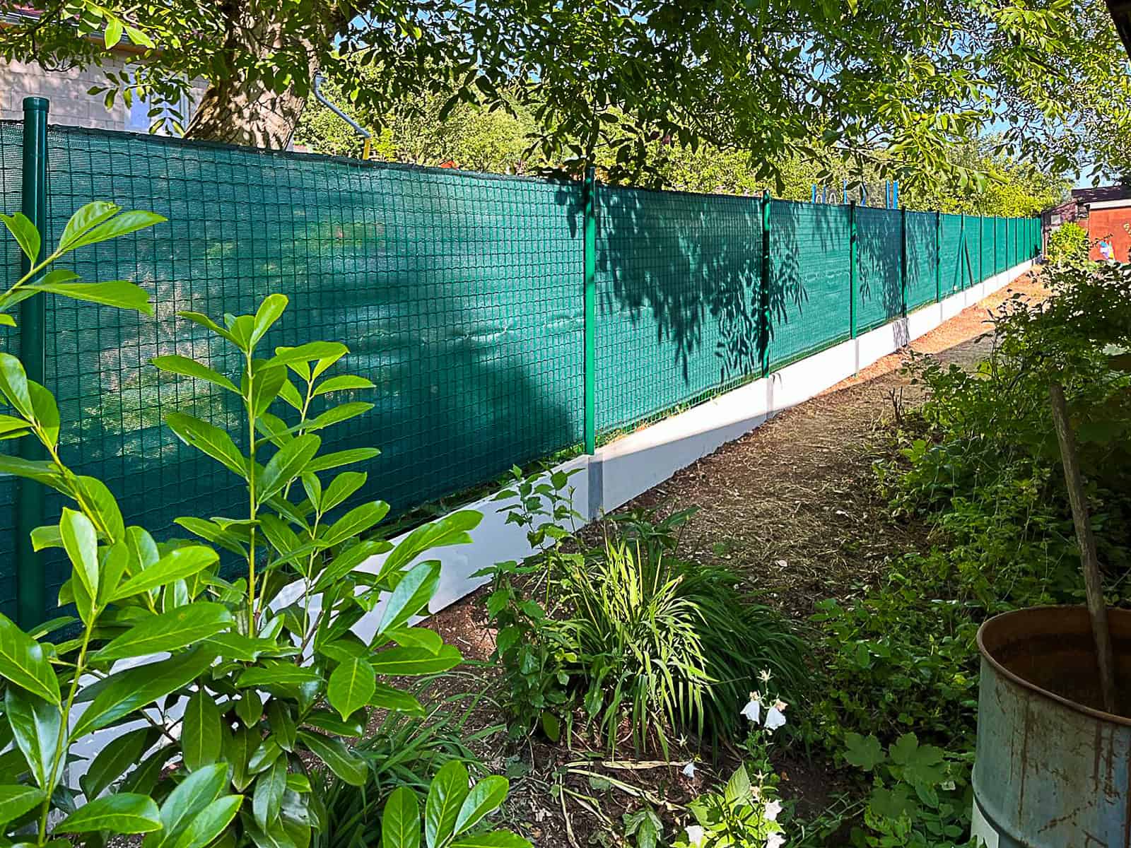 Stínící prvky na plot: Jak si zajistit soukromí na pozemku i s průhledným plotem