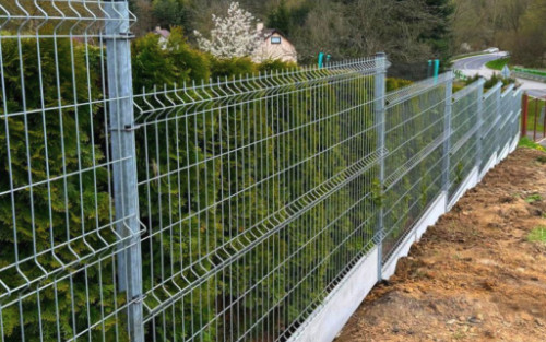 Jaký plot zvolit do svahu