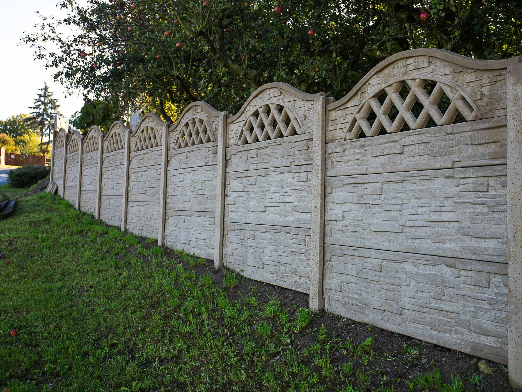 Jak postavit plot ve svahu