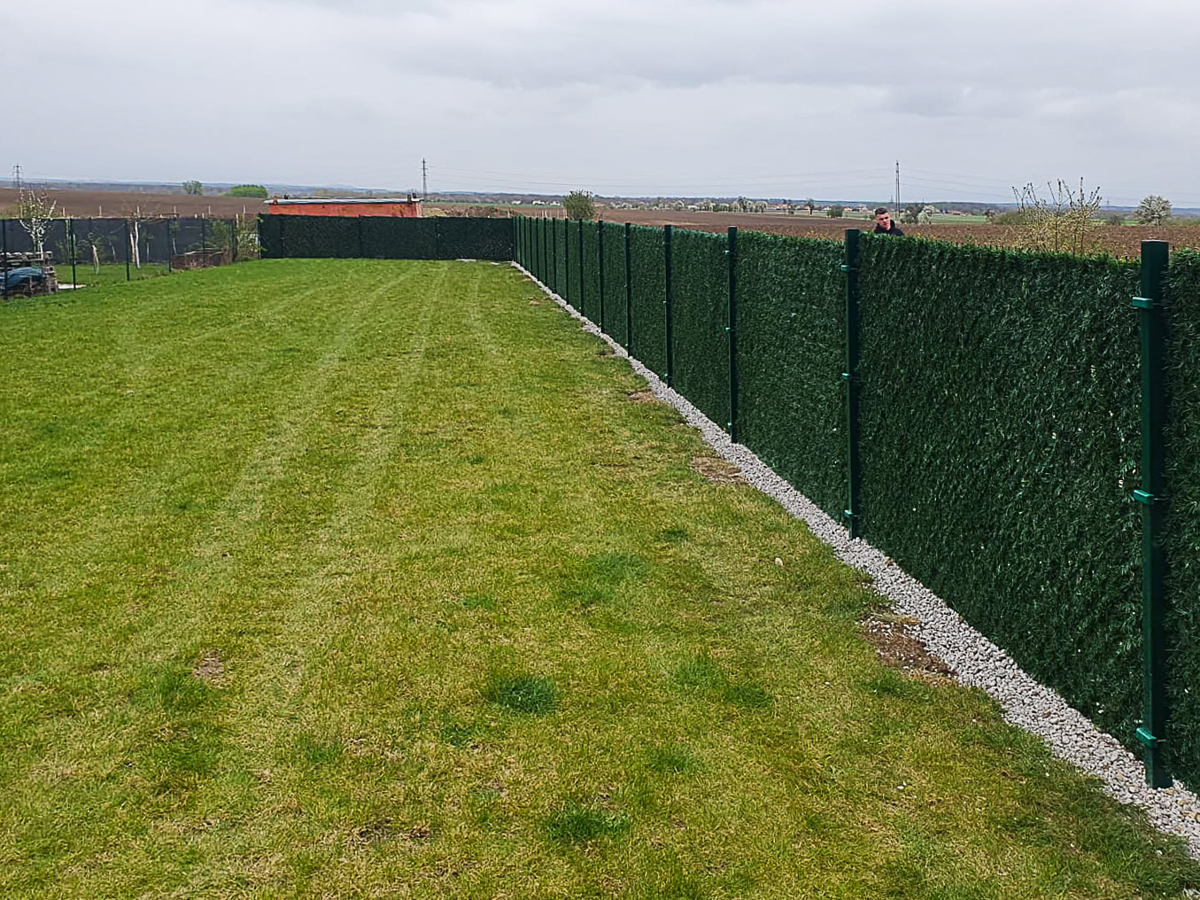 Jak pečovat o trávník a nezničit si plot