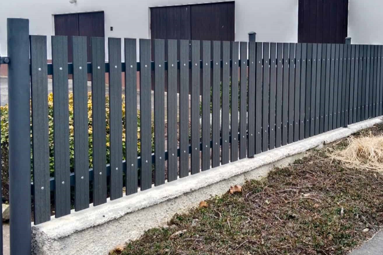 Montáž plotu na původní sloupky nebo podezdívku