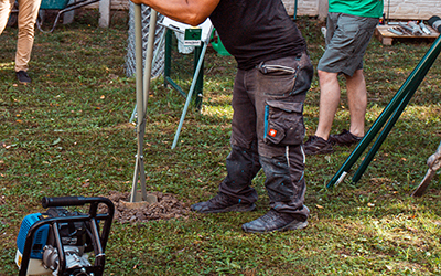Stavba plotu svépomocí – jak na výkop děr a betonování sloupků