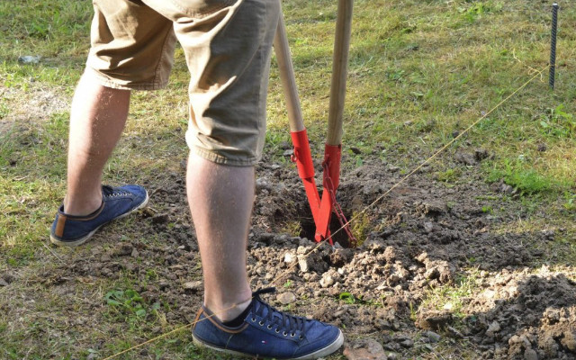 Vychytávky, které vám vytrhnou trn z paty při stavbě plotu svépomocí