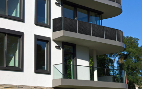 Oplocení na balkon: vytvoření soukromí pro vás i vaše domácí mazlíčky