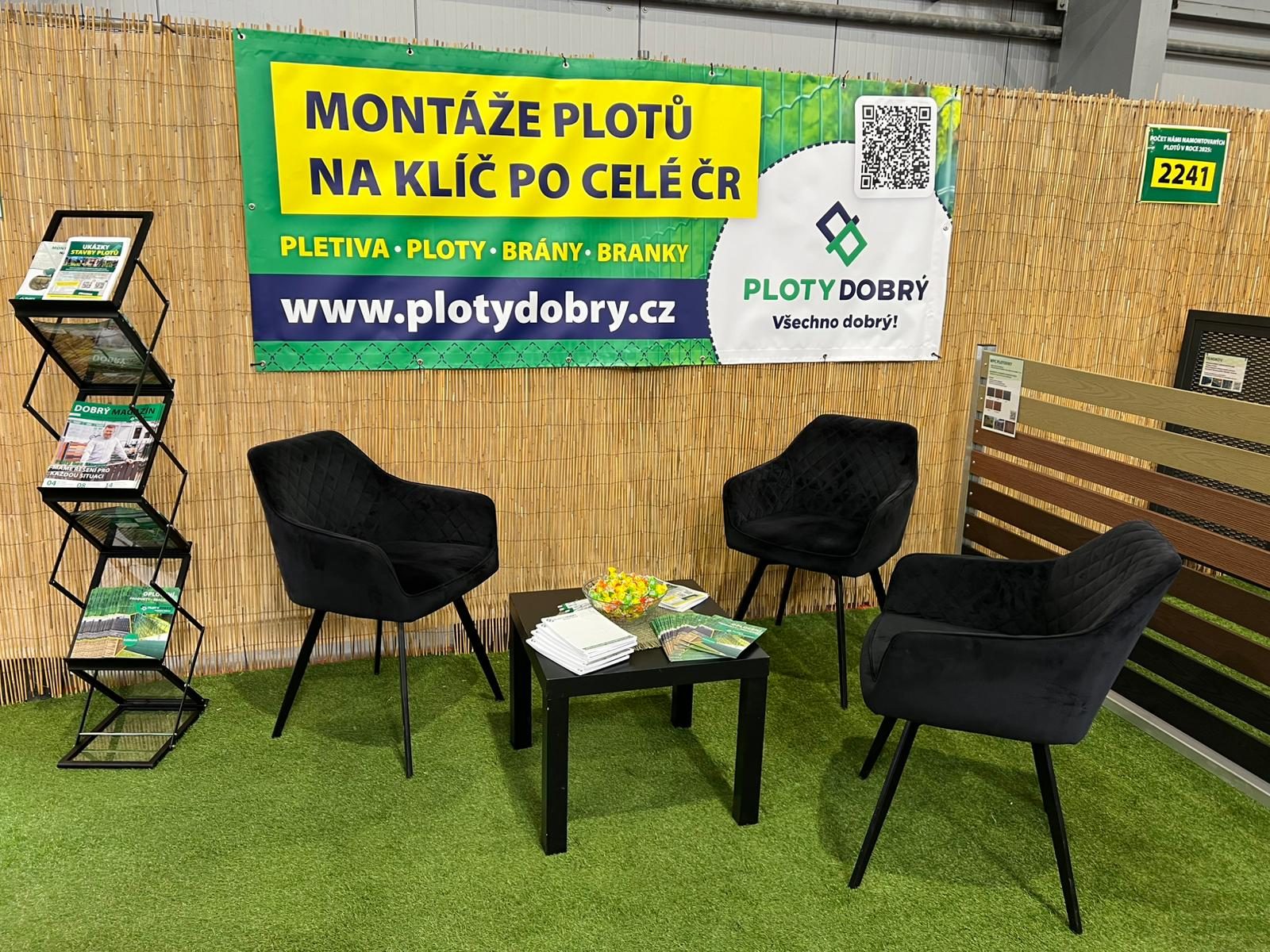 Posezení pro návštěvníky na stánku Ploty Dobrý